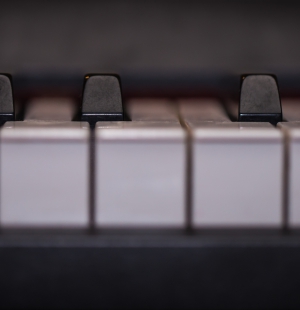 Métodos de iniciação para piano: um estudo analítico a quatro métodos selecionados